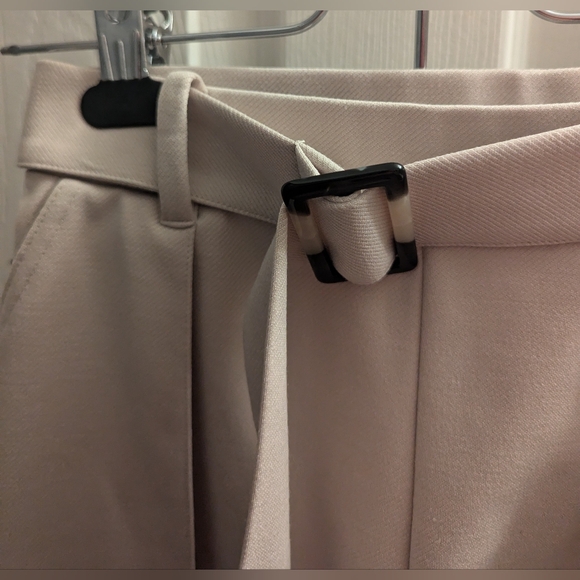 H&M Pleated Beige Shorts - XS - Picture 2 of 5